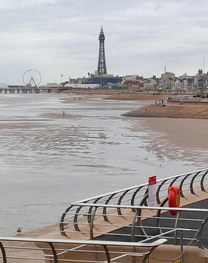By The Seaside Panzió Blackpool Kültér fotó